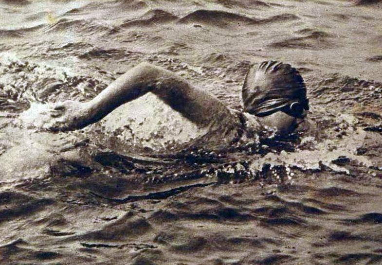 Gertrude Ederle swimming freestyle during her 1926 English Channel crossing